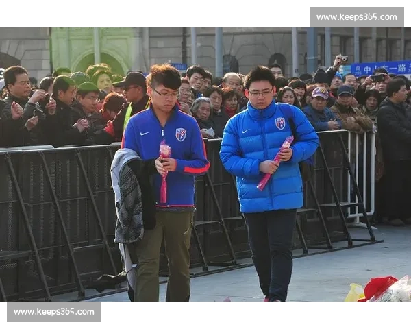 川超星光寄哀思：球迷亮灯送别小球迷林子金