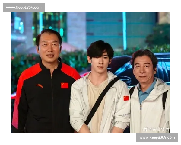 张博恒社媒晒银：路灯下的路，通向新周期