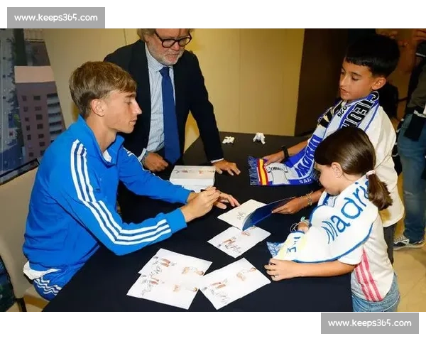 德比赢球!赫伊森父子鸣笛与皇马球迷共庆 德比赢球!赫伊森父子鸣笛与皇马球迷共庆